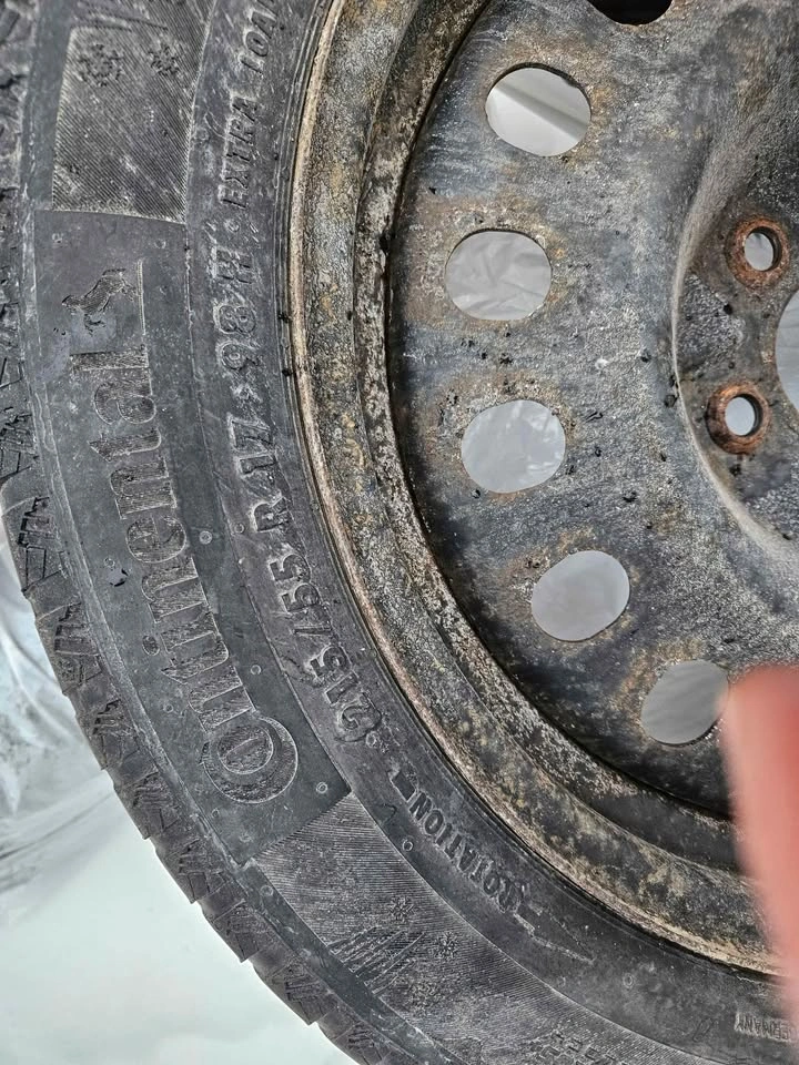 P215/55/R17 Winter Tires on Rims - Continental - photo 4
