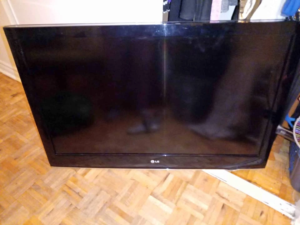 40' LG TV + HDMI Chord
