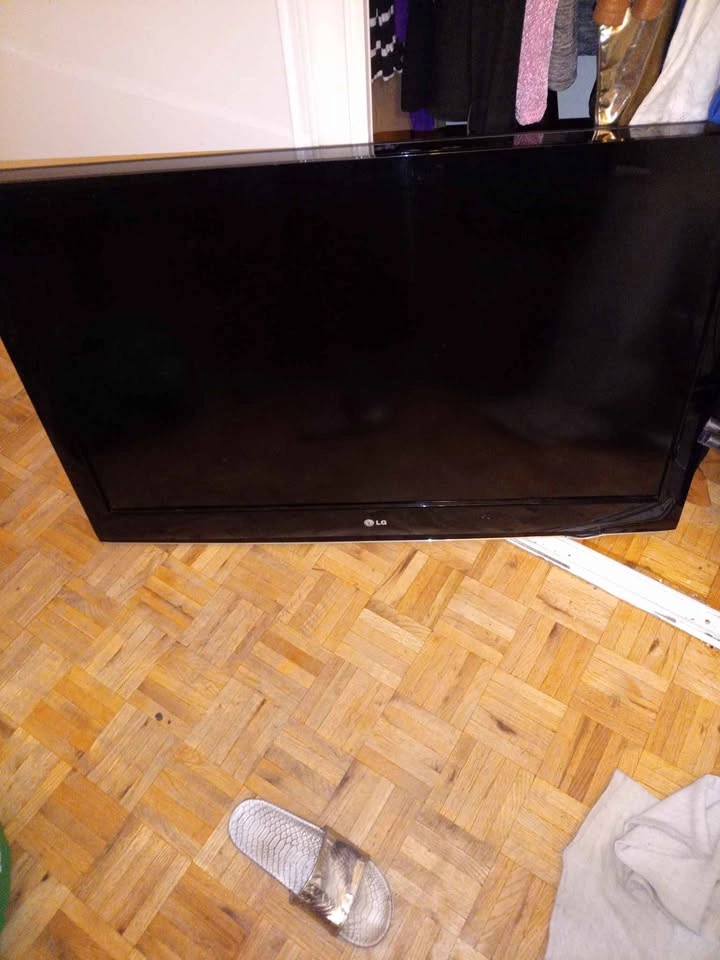 40' LG TV + HDMI Chord - photo 2