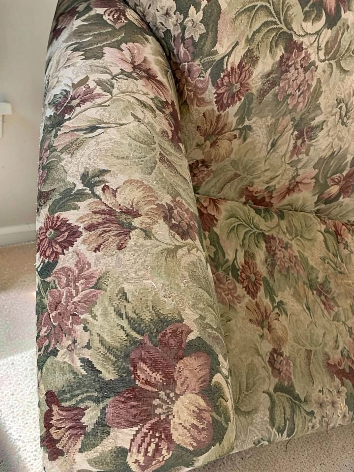 Charming Floral Love-seat! - photo 2