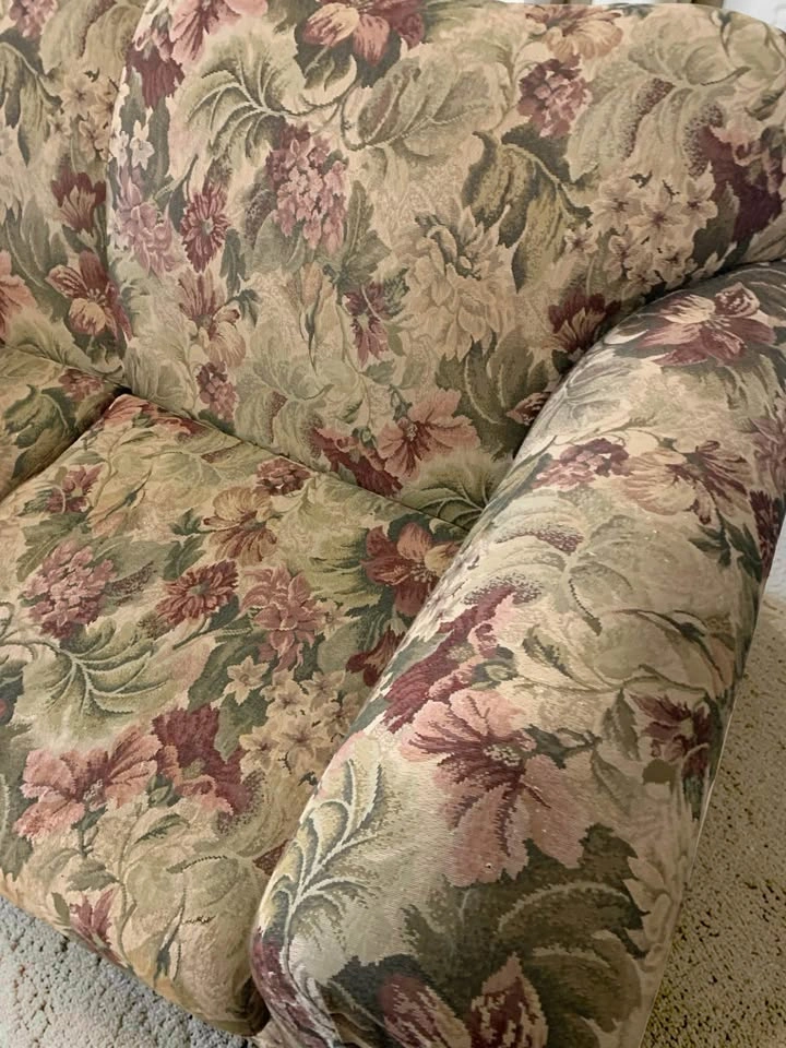 Charming Floral Love-seat! - photo 4