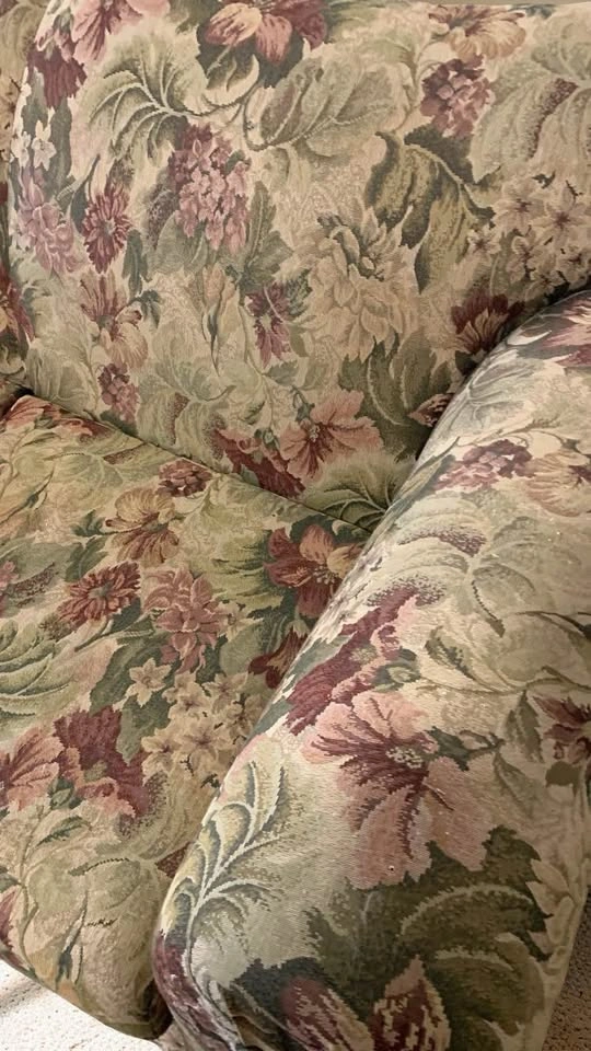 Charming Floral Love-seat! - photo 5