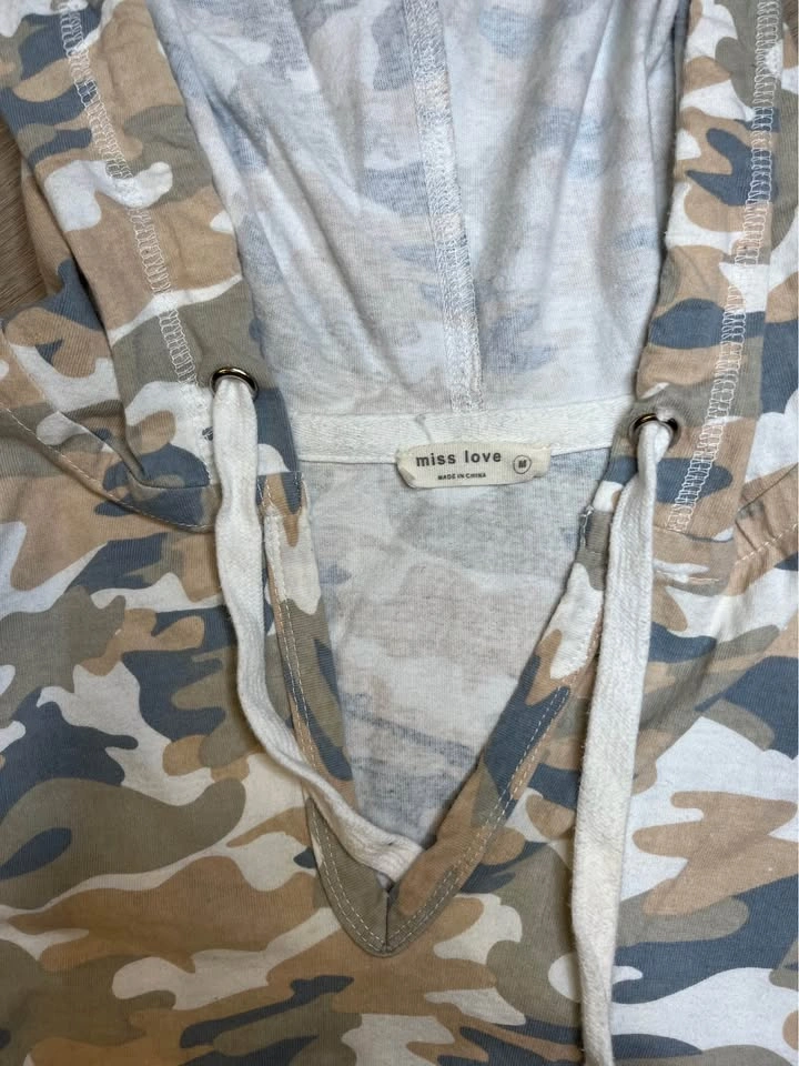 MISS LOVE Camo Hooded Pullover - Size M - photo 4