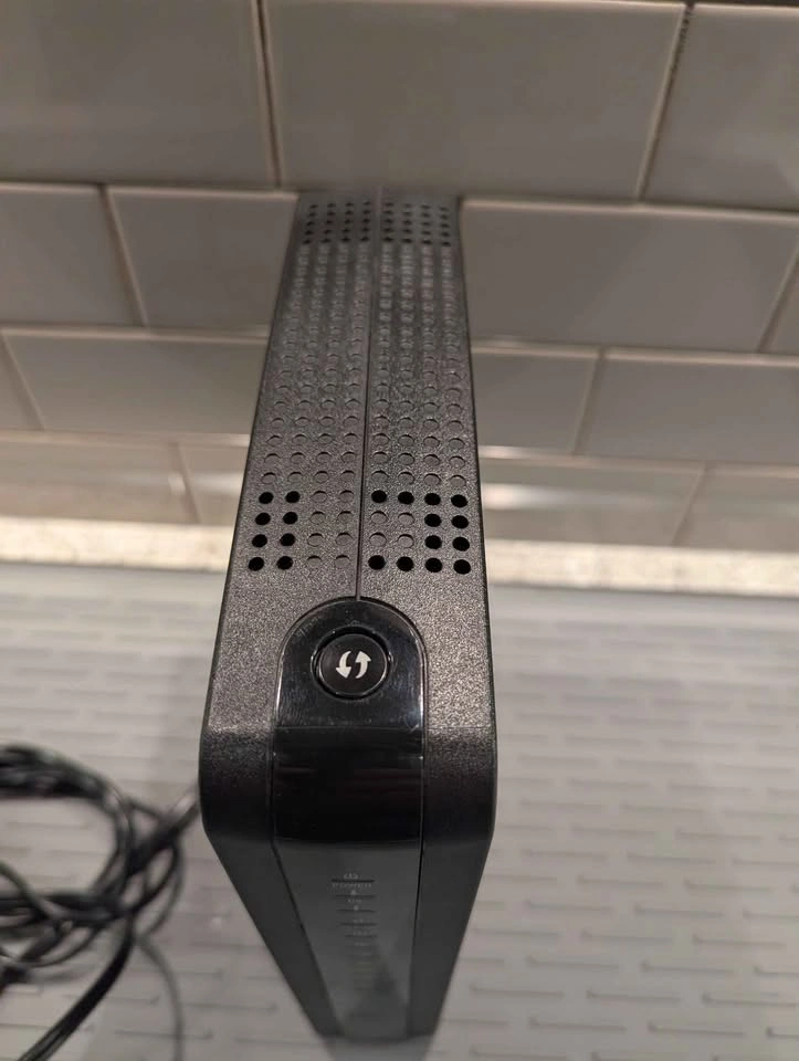 Technicolor DPC3848V Dual-Band Wi-Fi Cable Modem Router - photo 3