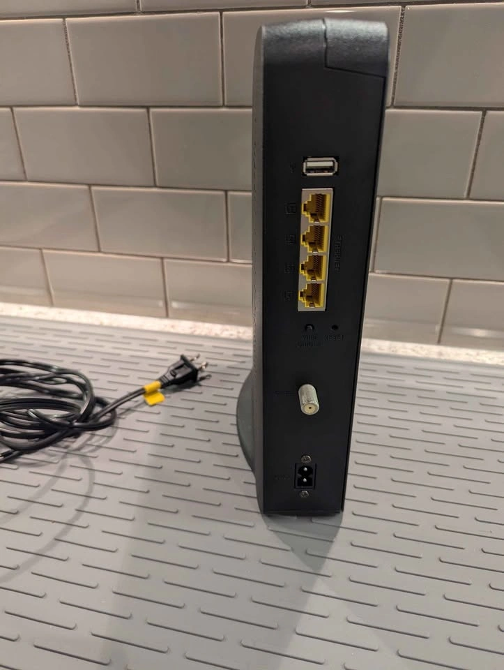 Technicolor DPC3848V Dual-Band Wi-Fi Cable Modem Router - photo 4
