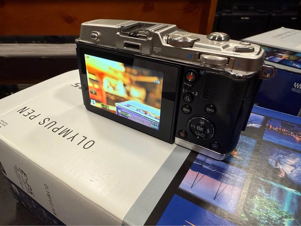Olympus Pen EP5 kit with evf and prime lens - photo 3