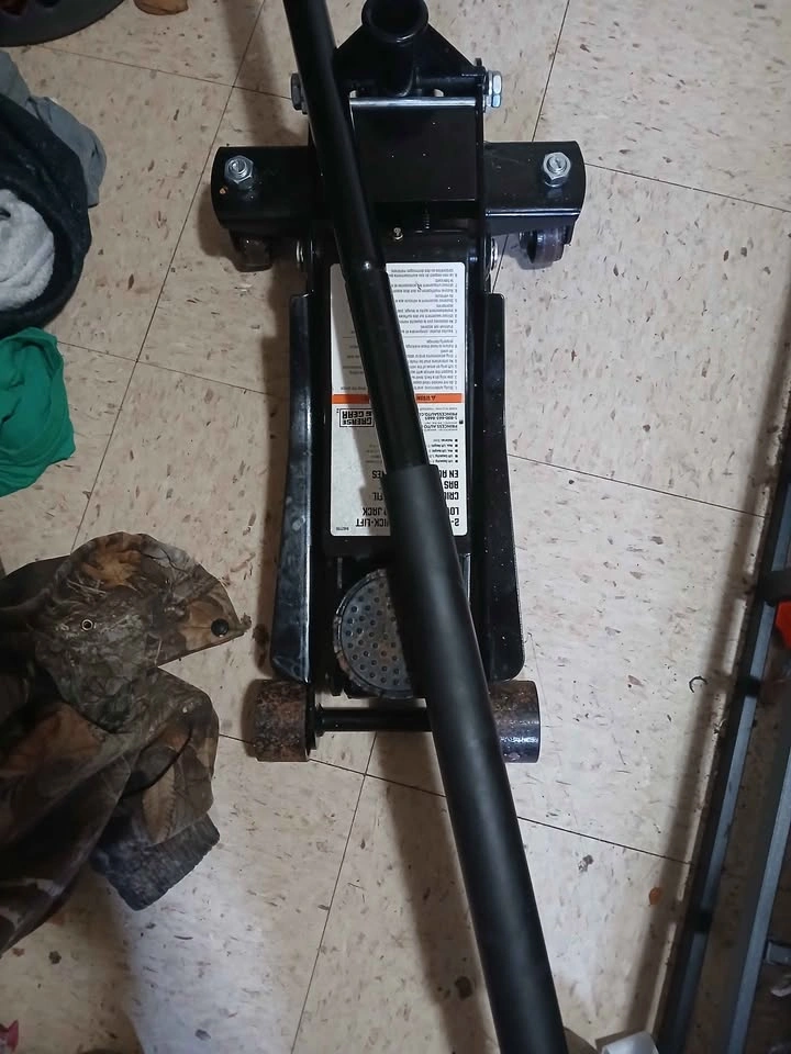Floor jack 2 1/2 ton - photo 2