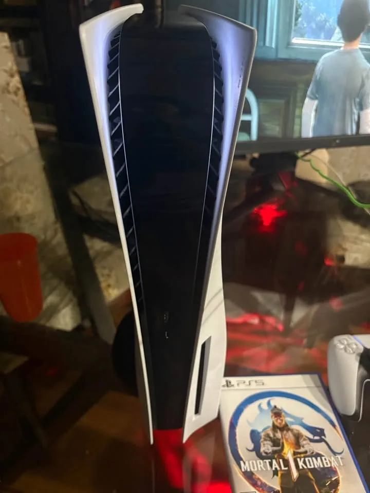 MINT PS5 BUNDLE (READ DESCRIPTION) image indicator(2)