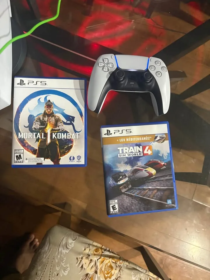 MINT PS5 BUNDLE (READ DESCRIPTION) image indicator(3)