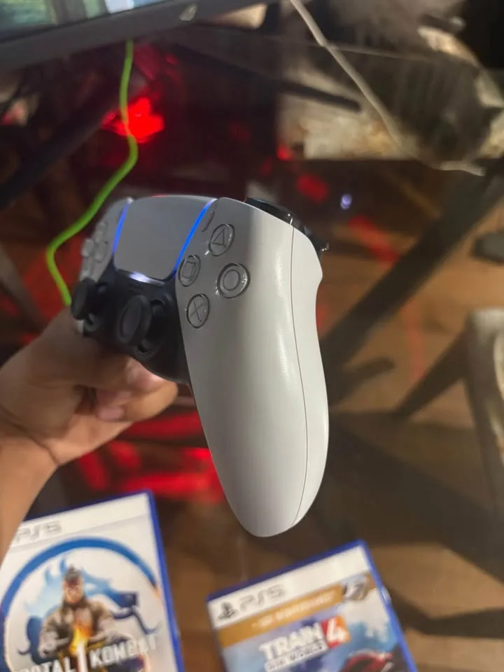 MINT PS5 BUNDLE (READ DESCRIPTION) image indicator(4)