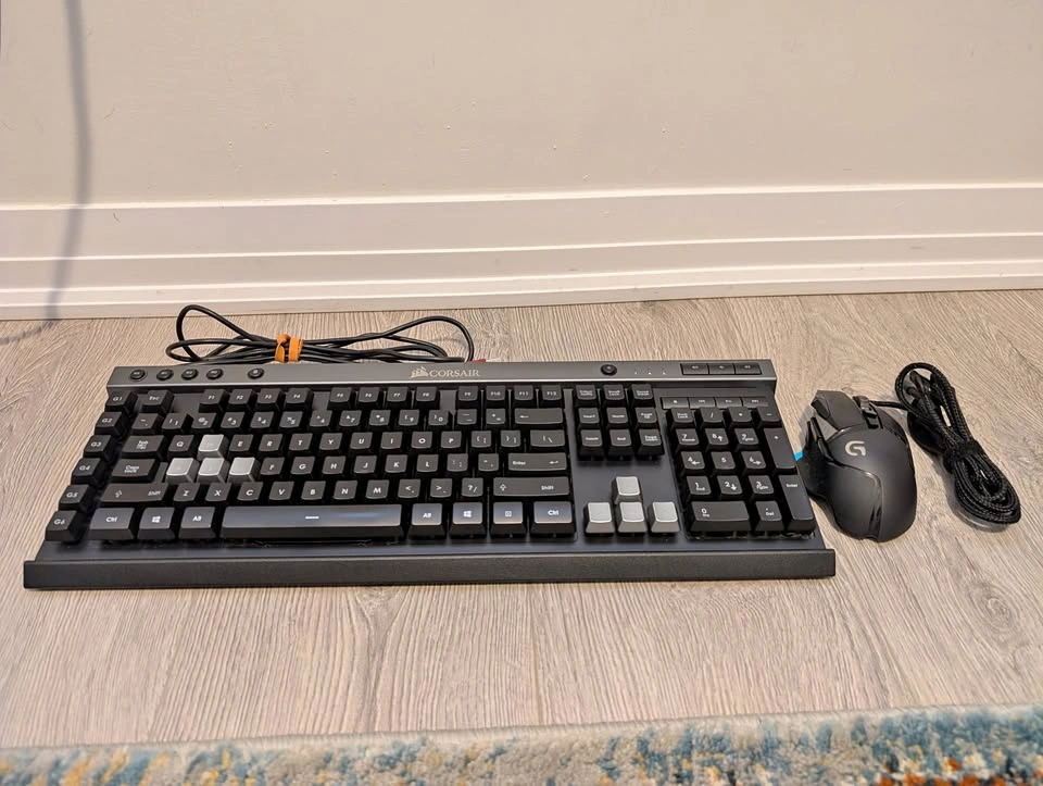 Corsair K40 Keyboard & Logitech G502 Mouse Set