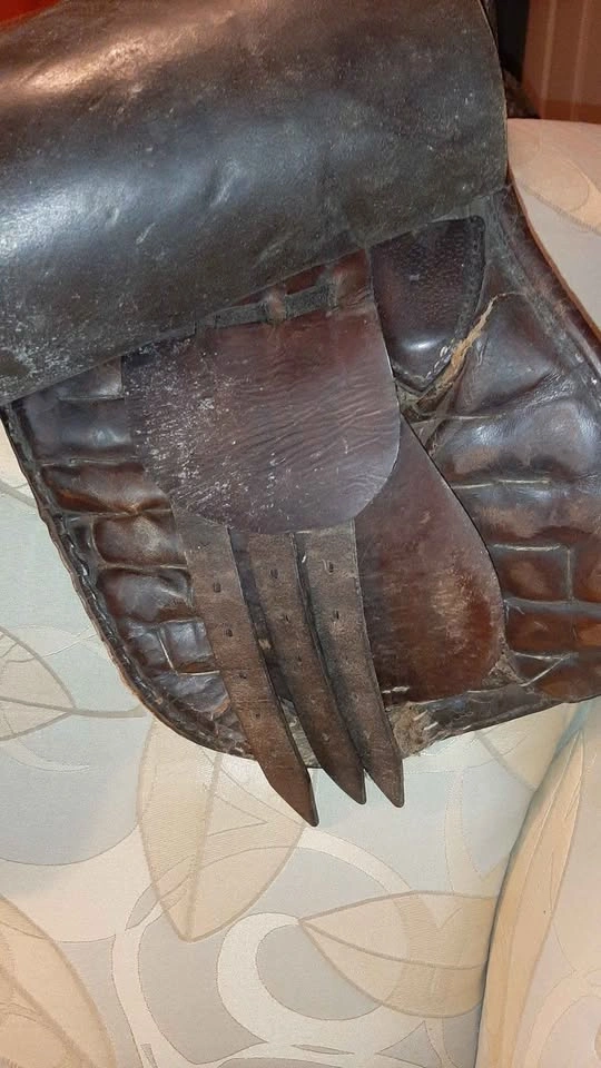 Antique English Saddle - photo 4
