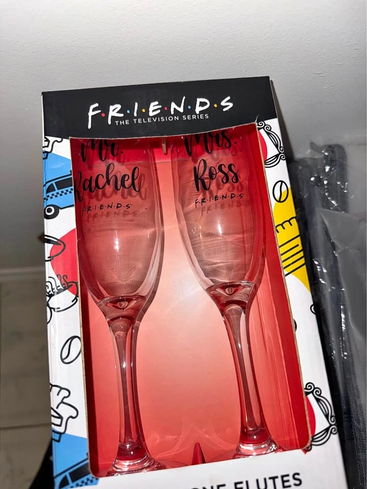 FRIENDS TV Show Champagne Flutes - Mr. Rachel & Mrs. Ross Glasse