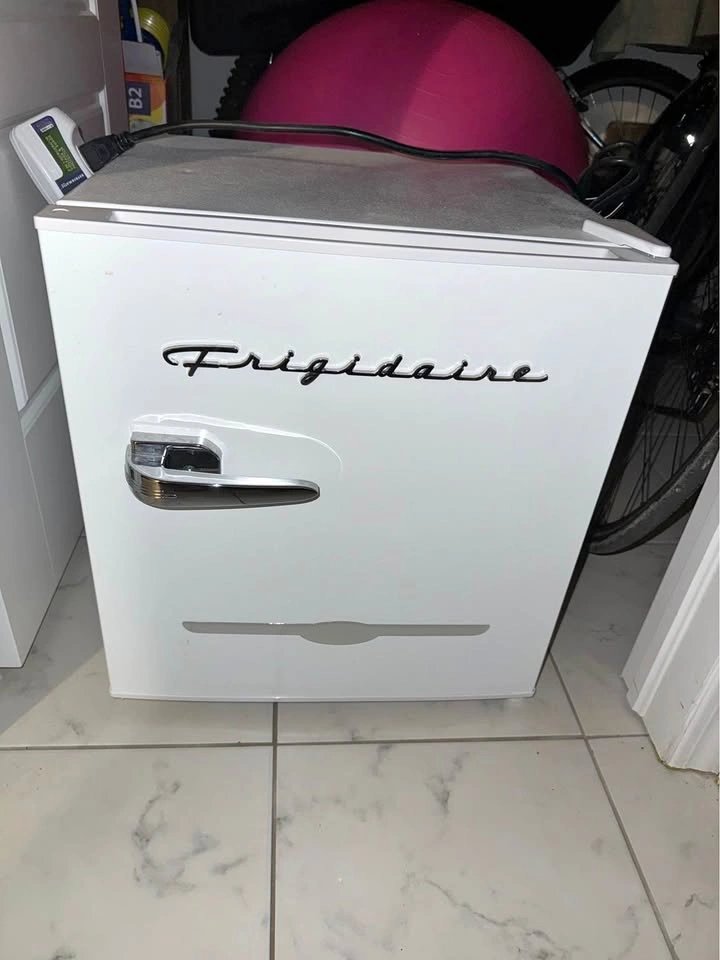 Frigidaire Retro Mini Fridge (1.6 Cu. Ft.) – Clean & Ready to Go