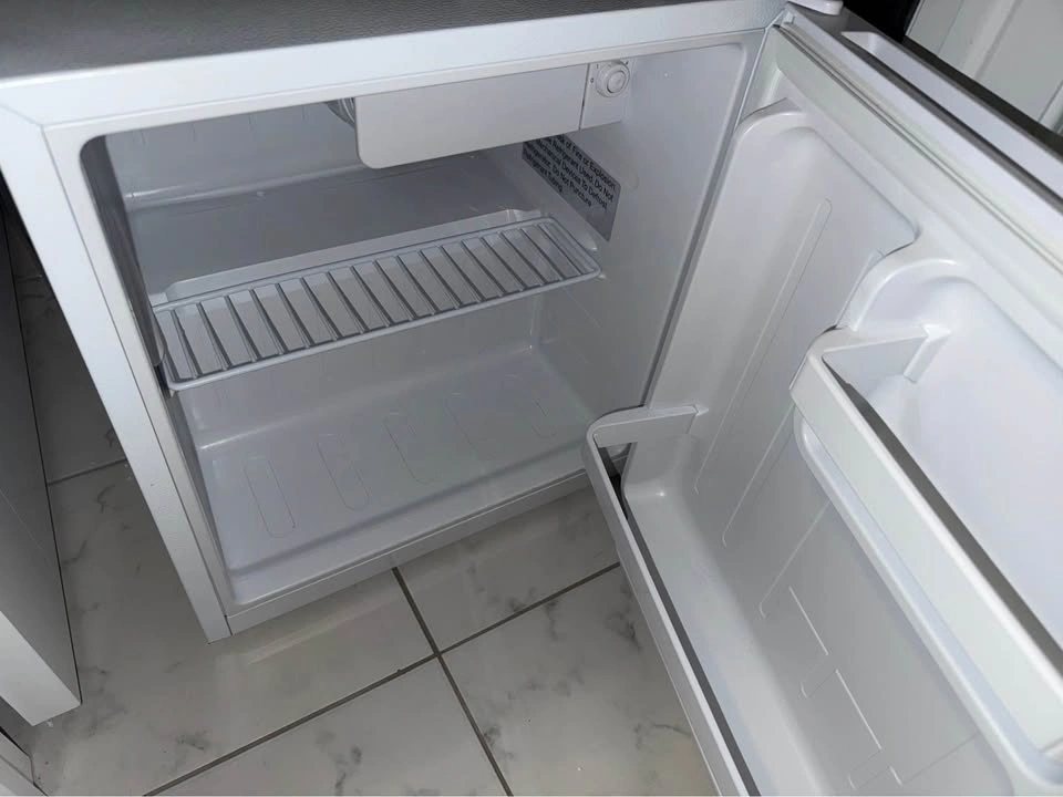 Frigidaire Retro Mini Fridge (1.6 Cu. Ft.) – Clean & Ready to Go - photo 2