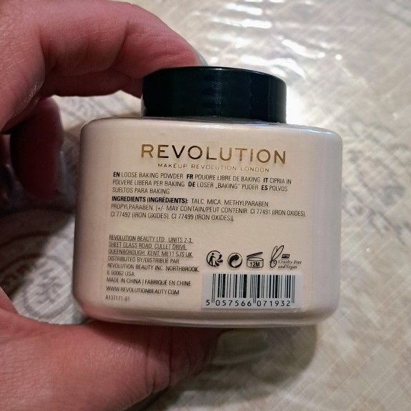 Makeup Revolution Translucent Baking Powder - photo 2