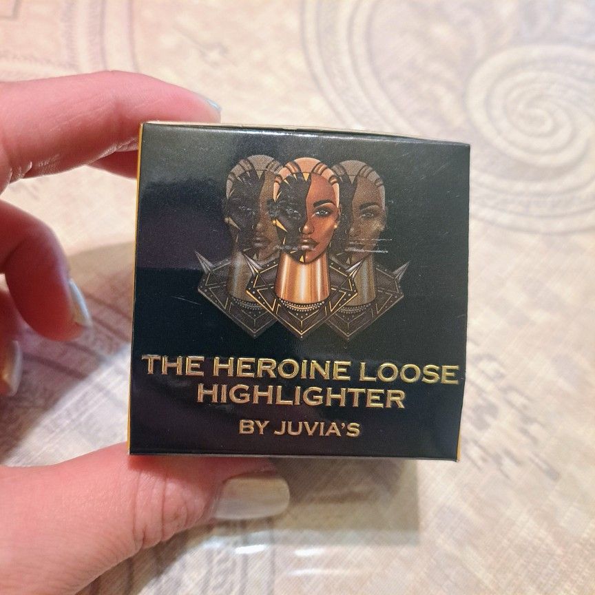 Juvia's Place The Heroine Loose Highlighter - Black and Gold