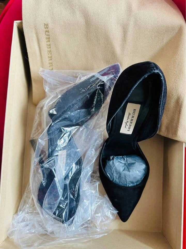 MUST GO_Burberry Black Heels – Classic Pointed Toe - photo 4