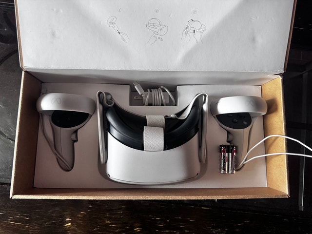 Oculus Meta Quest 2 (includes batteries) - photo 2