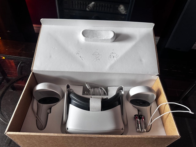 Oculus Meta Quest 2 (includes batteries) - photo 3