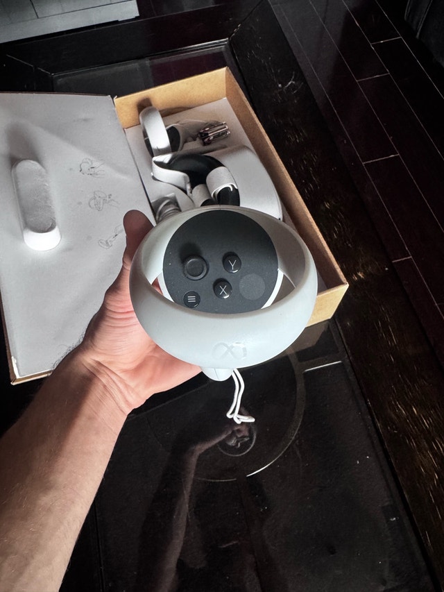 Oculus Meta Quest 2 (includes batteries) - photo 4