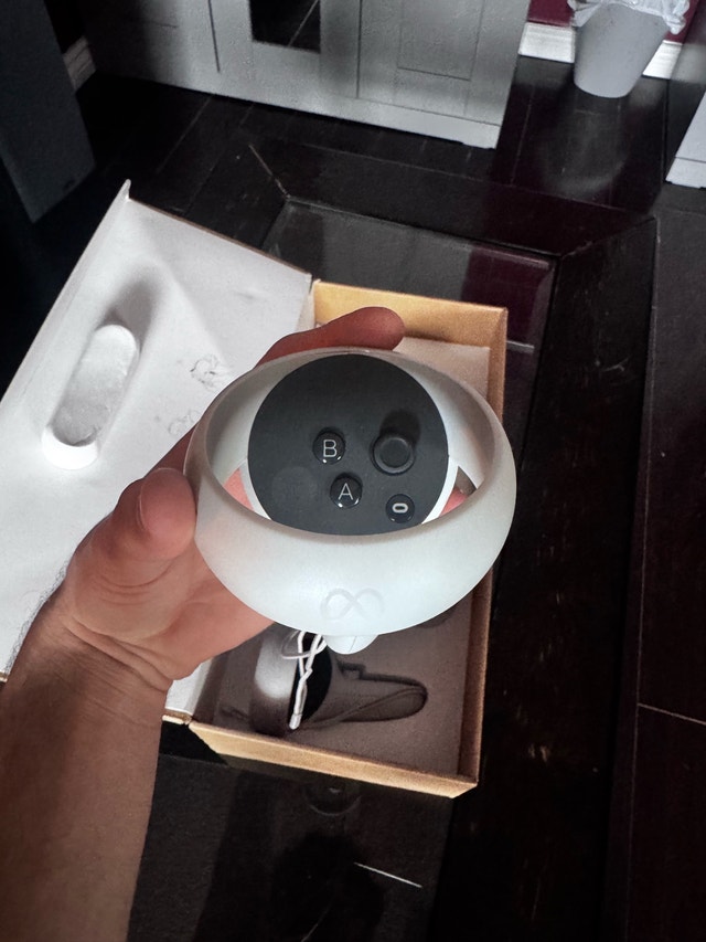 Oculus Meta Quest 2 (includes batteries) - photo 5
