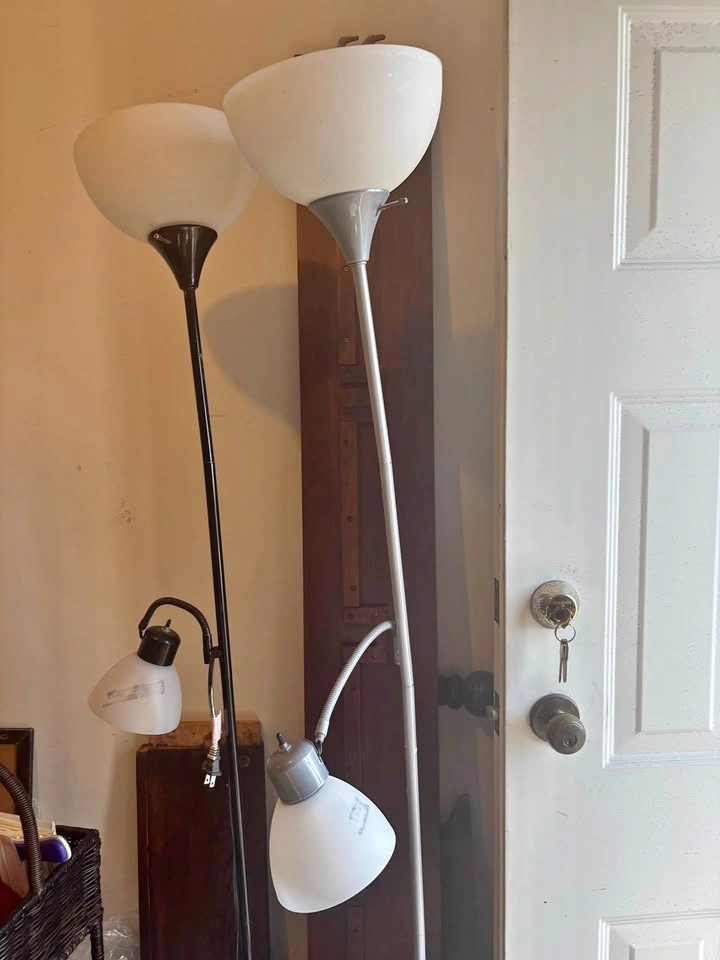 $20- 2 light stands