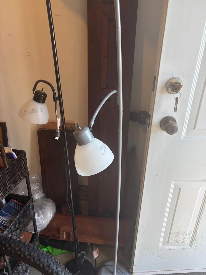 $20- 2 light stands - photo 2