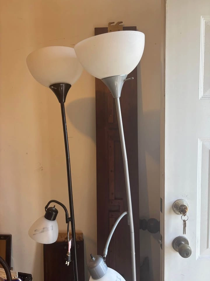 $20- 2 light stands - photo 3