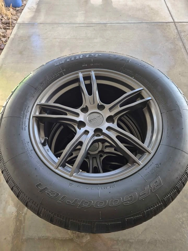 Winter tires 235/65 R17 with alloy wheels - photo 5