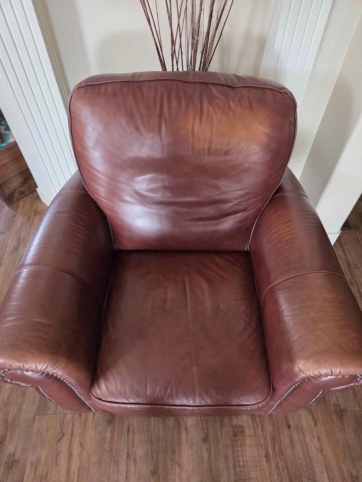 Classic Leather Club Chair - photo 2