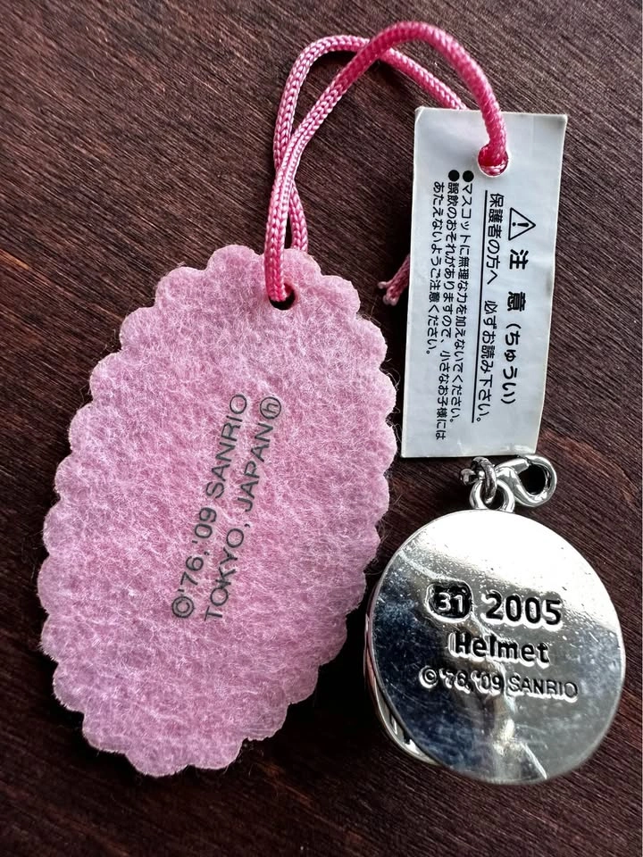 Sanrio Hello Kitty Helmet Keychain Charm 2005 & Pink Tag 2009 - photo 2