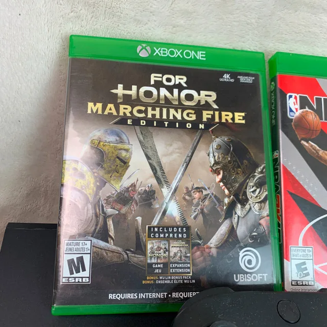 Xbox One + Controller + 2 Games image indicator(7)