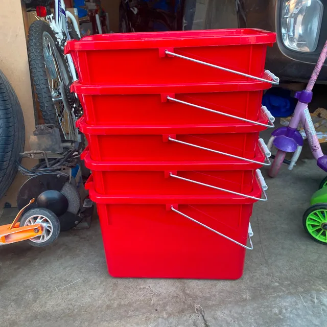 (5) Vileda 15 Liter Red Graduated Bucket w/ Pouring Lip image indicator(3)