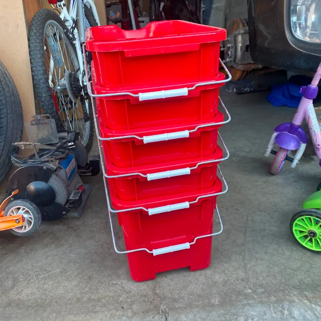 (5) Vileda 15 Liter Red Graduated Bucket w/ Pouring Lip image indicator(4)