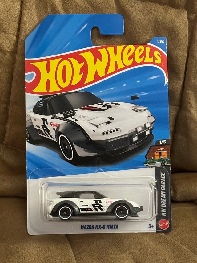 Hot Wheels Mazda MX-5 Miata - photo 3