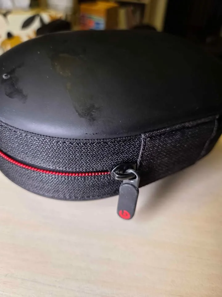 Barely used Beats headphone case image indicator(4)