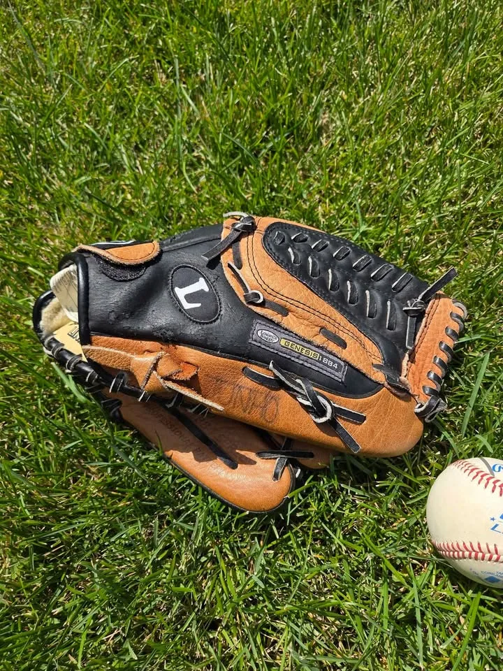 Louisville Slugger Genesis 1884 baseball gloves and baseball image indicator(3)