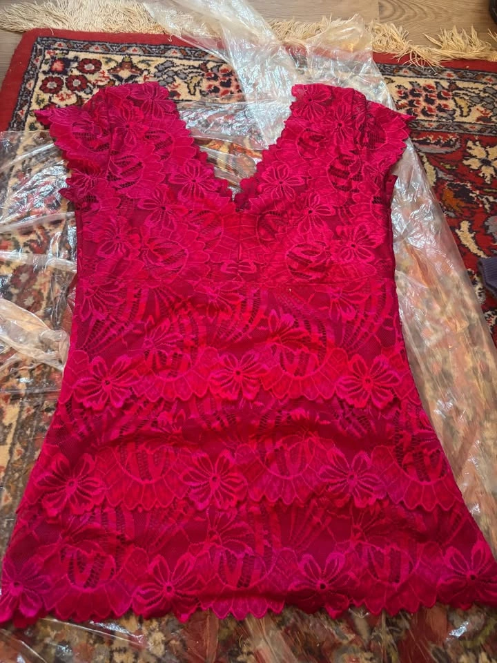 Beautiful tops sized small and XS from Le Chateau - photo 2