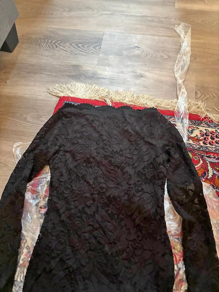 Long sleeve lace black top