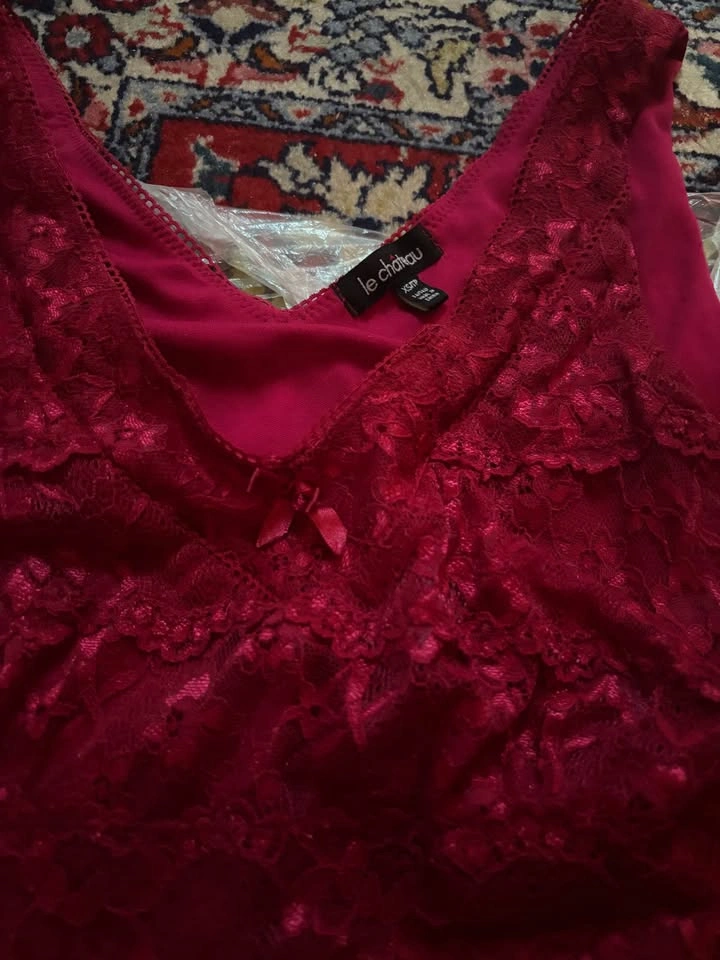 Le Chateau red floral lace top size XS - photo 2