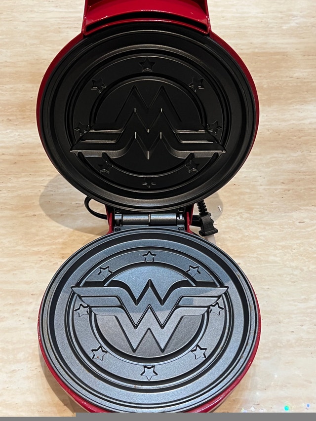 Nearly NEW WonderWoman Pancake maker Orig$28 NOW ONLY$15 no tax! - photo 2