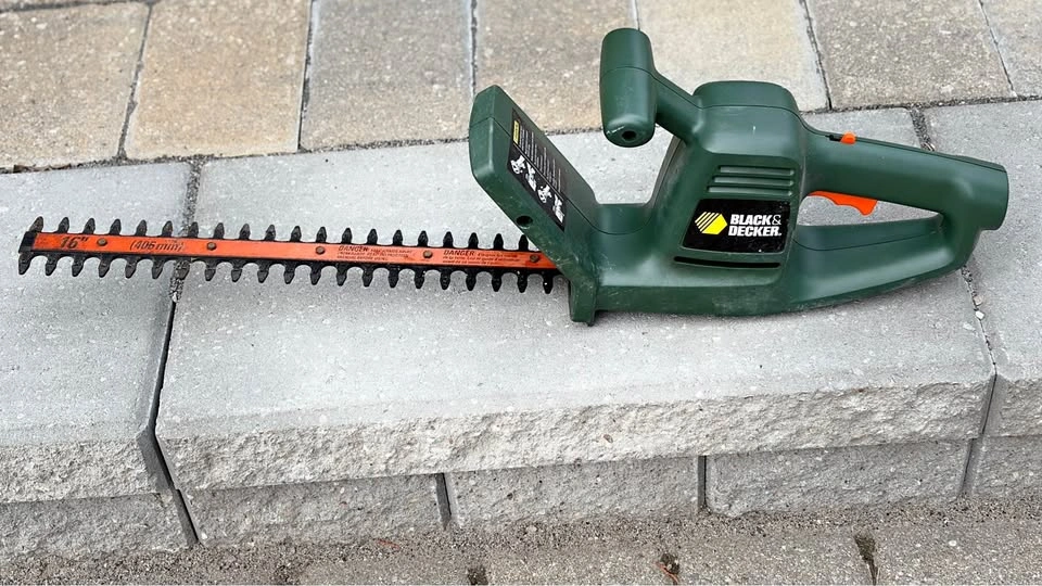 Black & Decker 16" Electric Hedge Trimmer