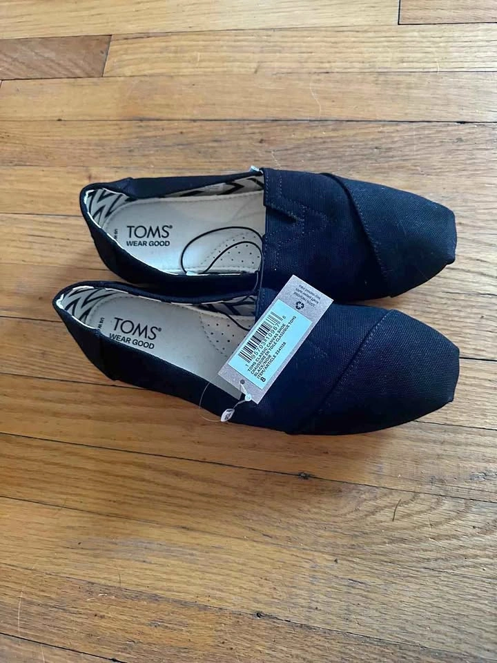 TOMS Black Classic Slip-On Shoes Size 8 NWT