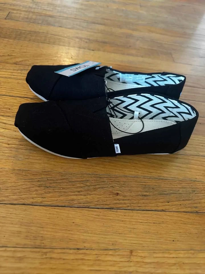 TOMS Black Classic Slip-On Shoes Size 8 NWT - photo 4