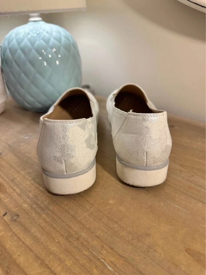 VANGELO Metallic Perforated Slip-On Shoes Size 7 - photo 5