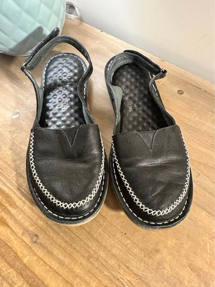 Women's Anuschka Black Leather Ankle Strap Flats - photo 2