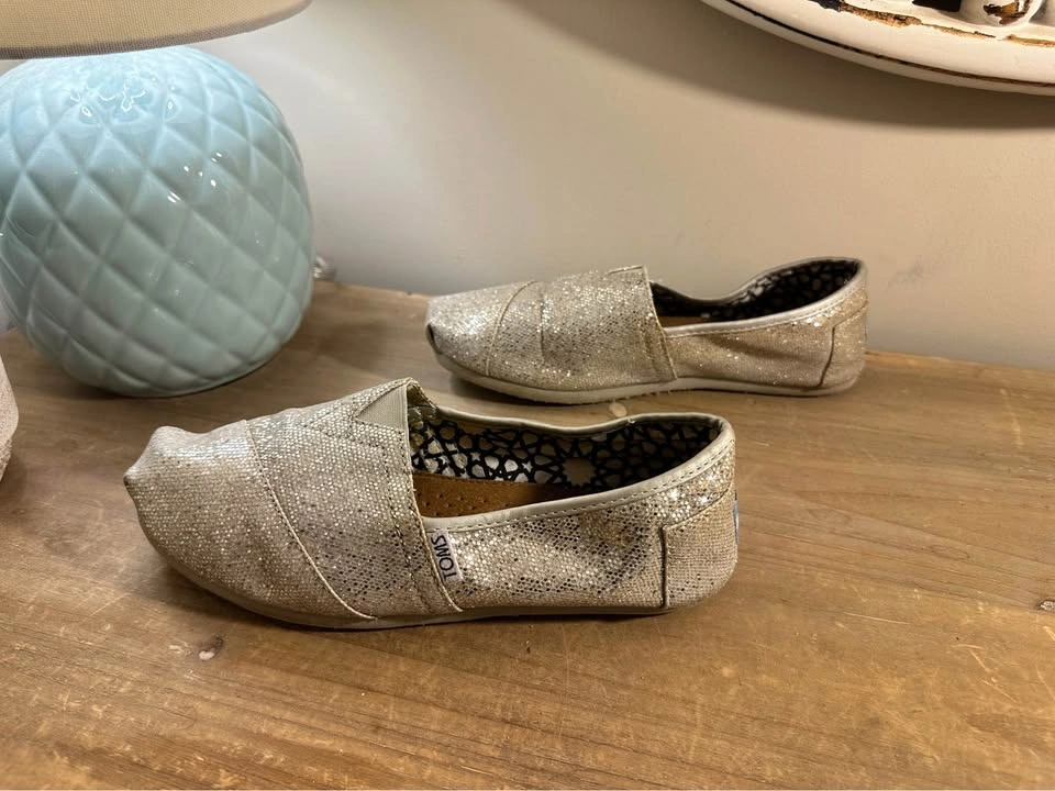 TOMS Gold Glitter Slip-On Shoes W 7.5 - photo 4
