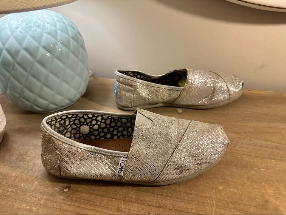 TOMS Gold Glitter Slip-On Shoes W 7.5 - photo 5