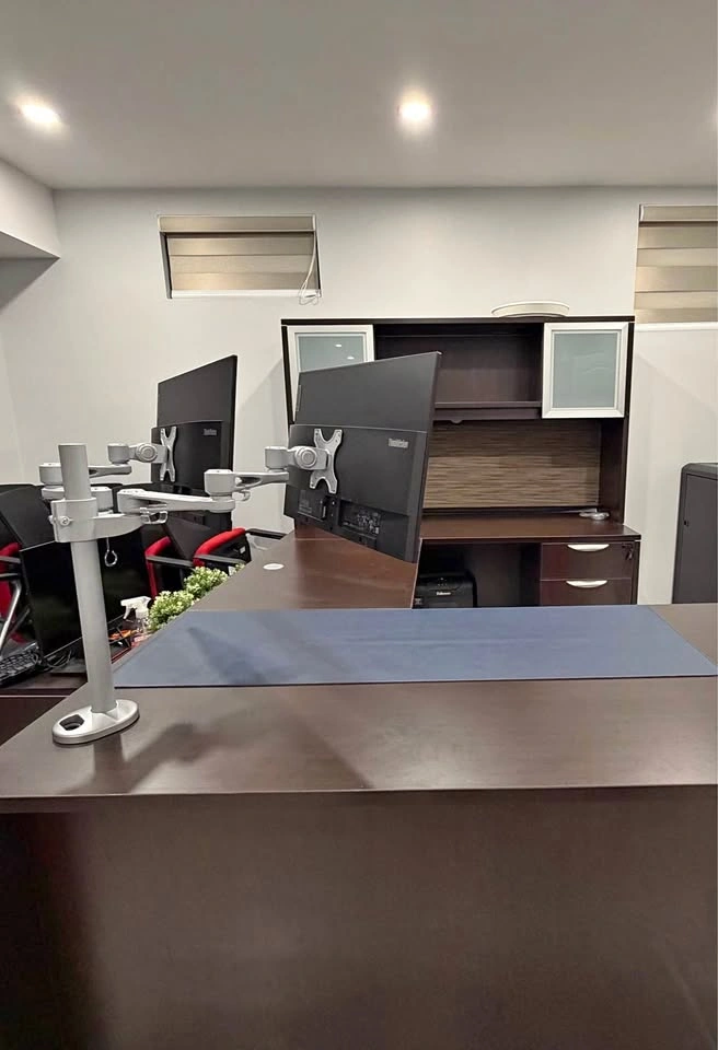 Executive Office Desk Setup – Desk + Hutch + 2 Monitors + Monito